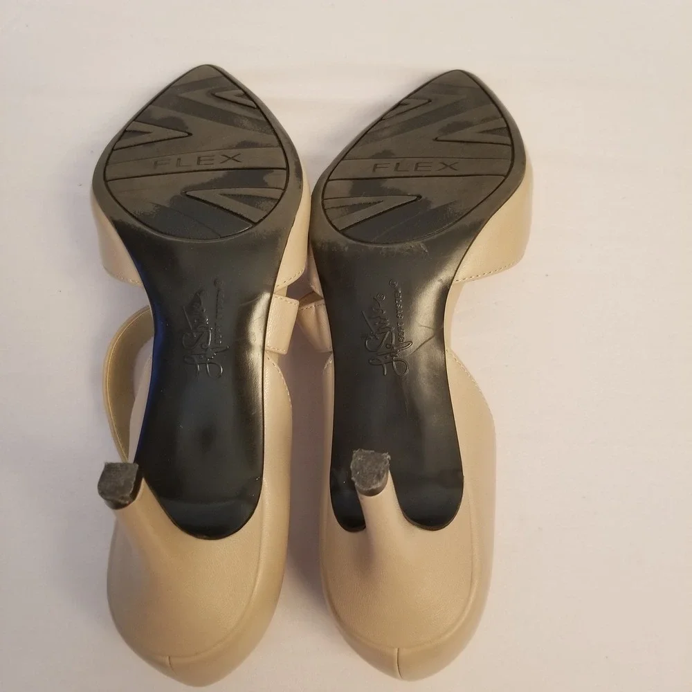 LifeStride Soft System Nude Beige Asymmetrical Strap Pointed Toe Pumps Size 7.5M